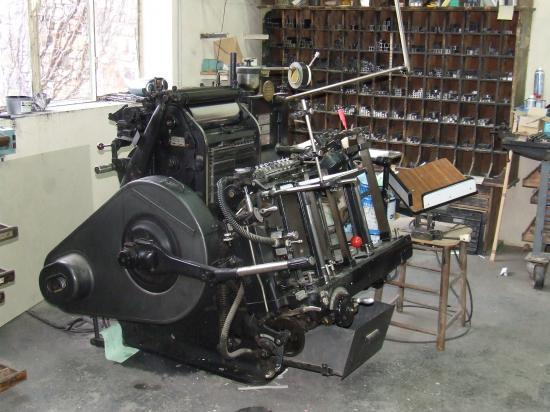 machine typo pour la découpe personnalisée de votre carte de visite originale et sur mesure